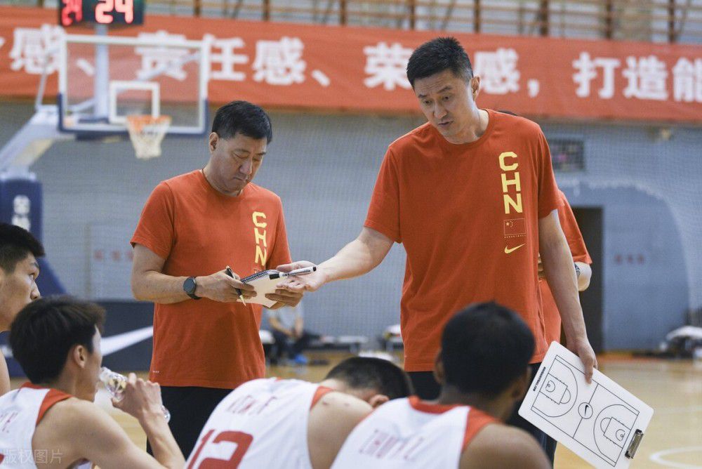 在一间讲授本质低下的黉舍里，有一个不成文的传统：学生们凡是碰到了争执，都不克不及告知教员家长，只能本身用拳头解决。石头（谢霆锋 饰）是最能打的一个同窗，一次帮忙大族子Edward（冯德伦 饰）得救，彼此成为伴侣，二人也是以获咎了黉舍里的好战份子。阿凤（容祖儿 饰）一向暗恋既帅气进修有超卓的Edward，而Edward以为学生最紧如果进修，会考时候迫近，Edward便义务帮忙石头与阿凤补习。因为家道富有，Edward居然在测验当天被绑架了，石头决心把他救回……